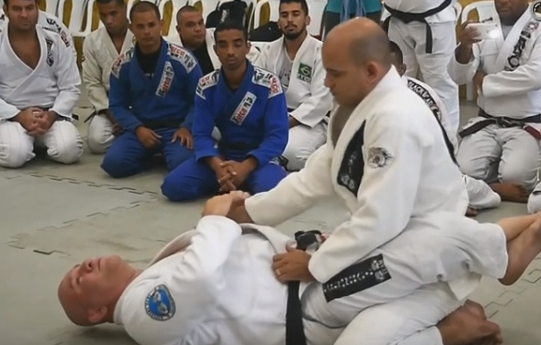 Carlson Gracie Jr.: Choke your collar-grabbing opponent from closed guard