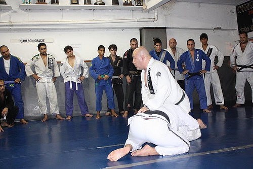 Learn to adjust the knee on the stomach as taught by Carlson Gracie