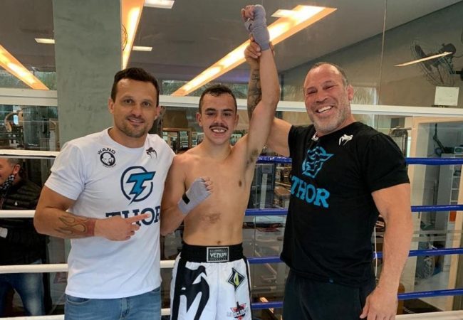 Vídeo: Filho de Wanderlei Silva, Thor Davi estreia com vitória no boxe
