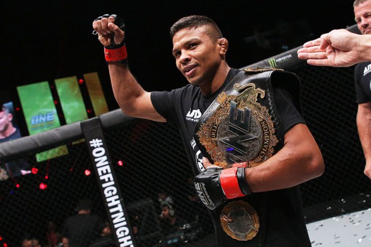 A fera Bibiano Fernandes com a cinta do One Championship. Foto: Divulgação