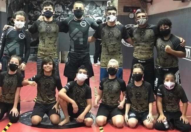 Leandro Tatu e sua turma kids em treino físico para o Jiu-Jitsu
