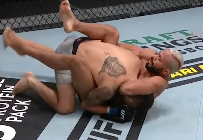 Vídeo: Deiveson Figueiredo finaliza e defende cinturão no UFC 255