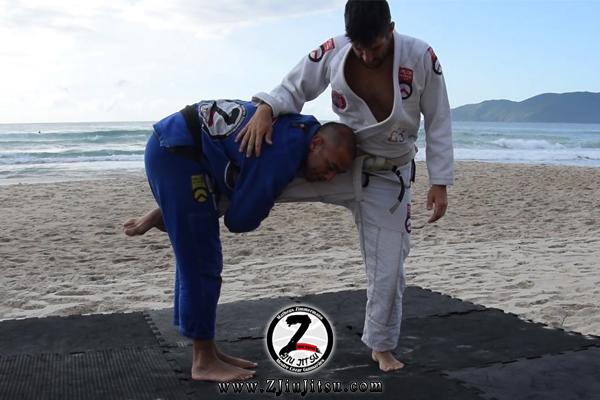 Matheus Zimmermann ensina raspagem com single-leg partindo da guarda De la Riva