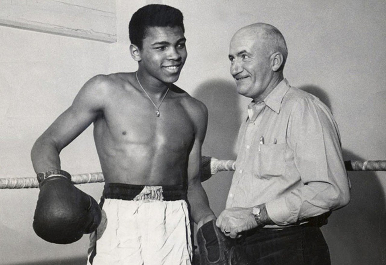 Cassius Clay, depois Muhammad Ali, com seu treinador Joe Martin, no ano de 1960, quando venceu seu ouro olímpico em Roma