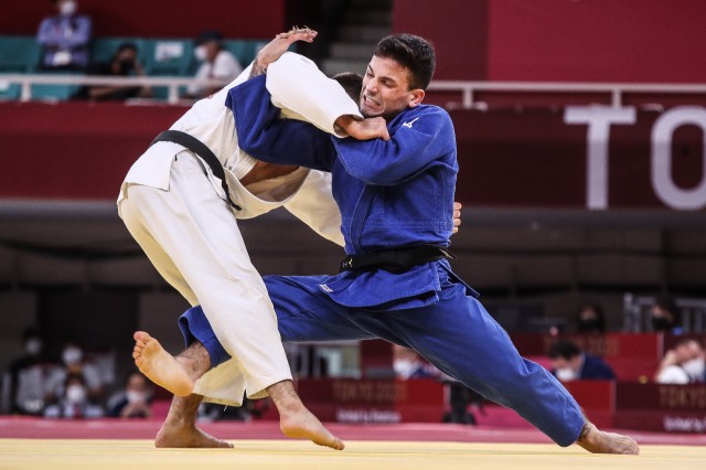 Cargnin derruba o italiano Lombardo para garantir a vaga na semifinal dos Jogos. Foto: Gaspar Nóbrega/COB