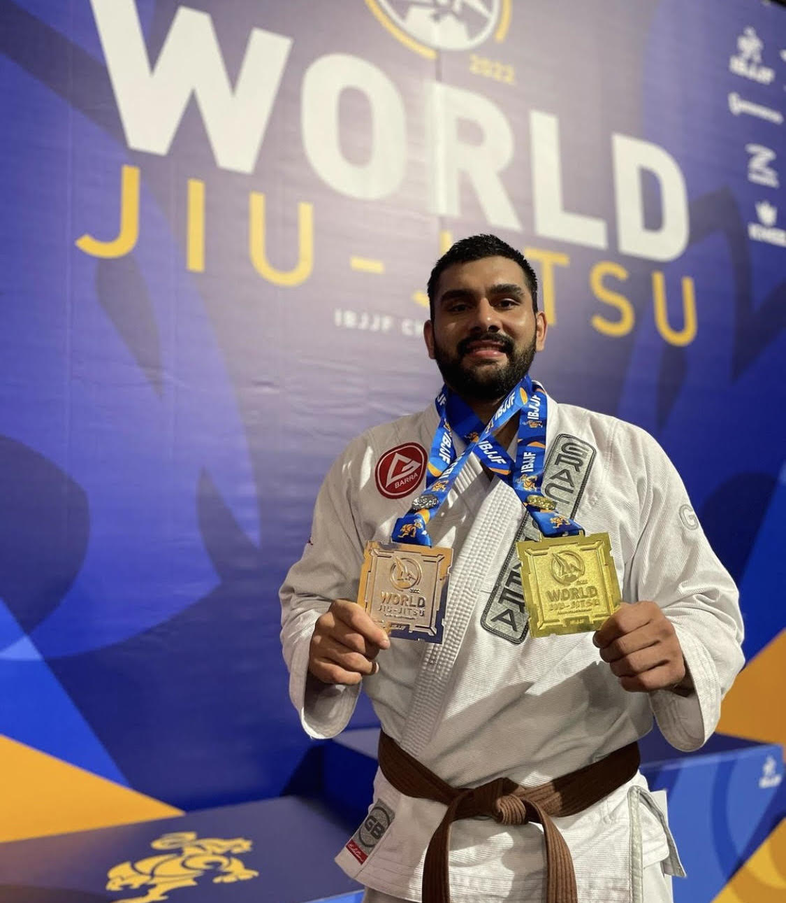 Caio, aluno de Felipe Preguiça, foi o grande nome na faixa-marrom, após disputas eletrizantes na Pirâmide. Foto: IBJJF