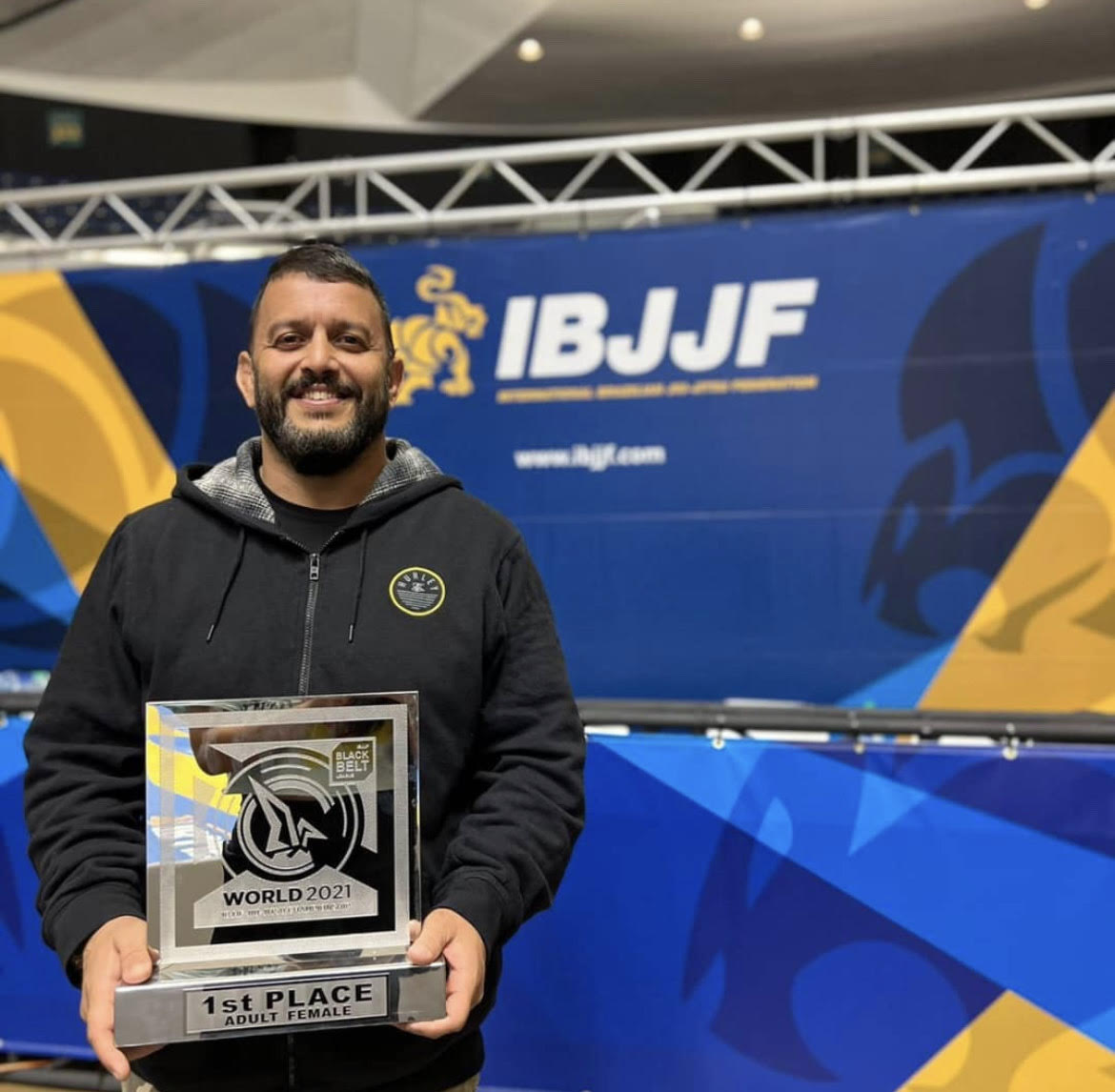 Serginho, professor formado na GFTeam, com mais um troféu. Fotos: Divulgação