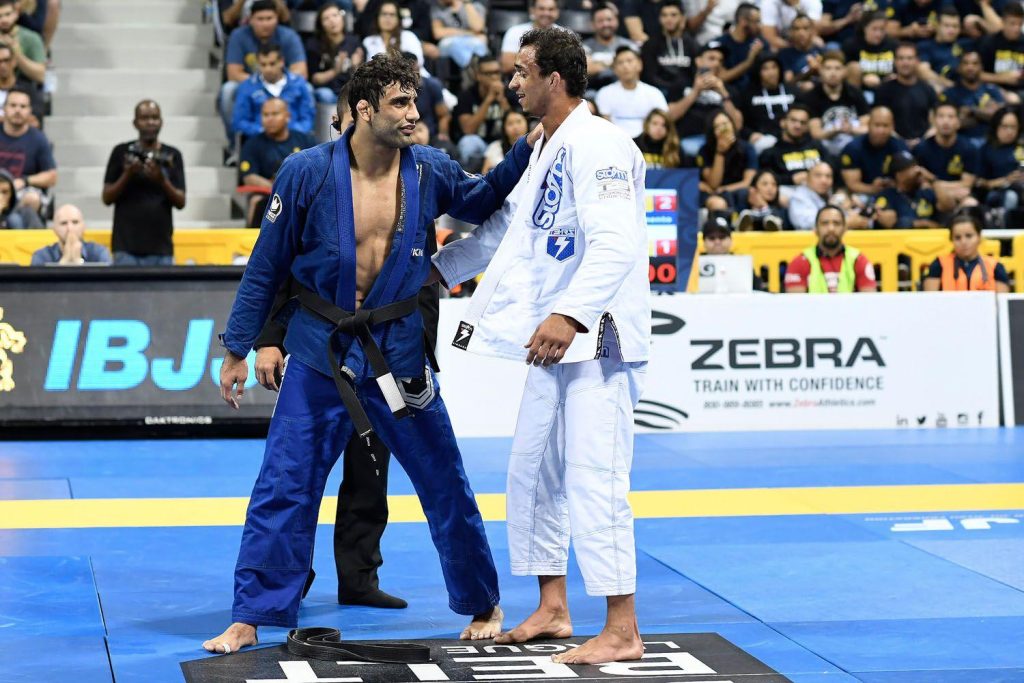 Leandro Lo recebe de presente a faixa de seu ídolo Romulo Barral no Mundial 2016, após a final dos meio-pesados. Fotos: Gallerr