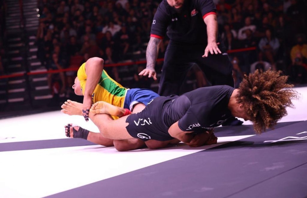 Kade Ruotolo (de preto) na final do ADCC 2022, no momento em que finalizou Mica Galvão na chave de calcanhar. Foto Kinya BJJ / Jiu-Jitsu Nerd