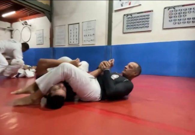 Ataque no armlock a partir da omoplata, com o professor Luiz Dias