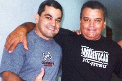 Ricardo Libório ao lado de grande mestre Carlson Gracie. Foto: Reprodução