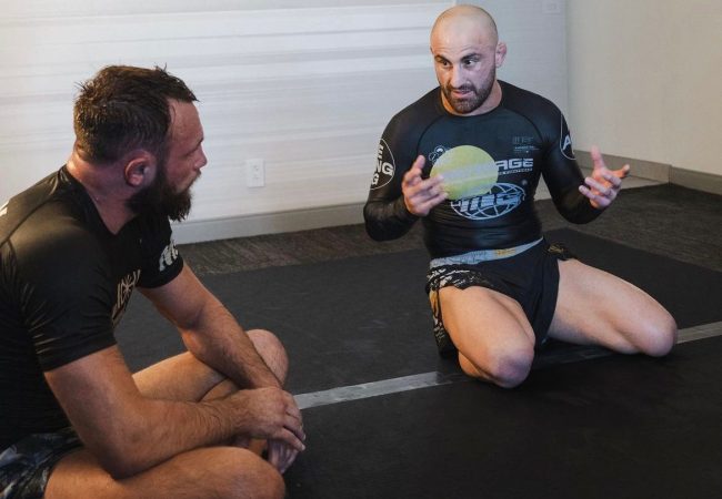 Astro do Jiu-Jitsu prepara Volkanovski para o UFC 284
