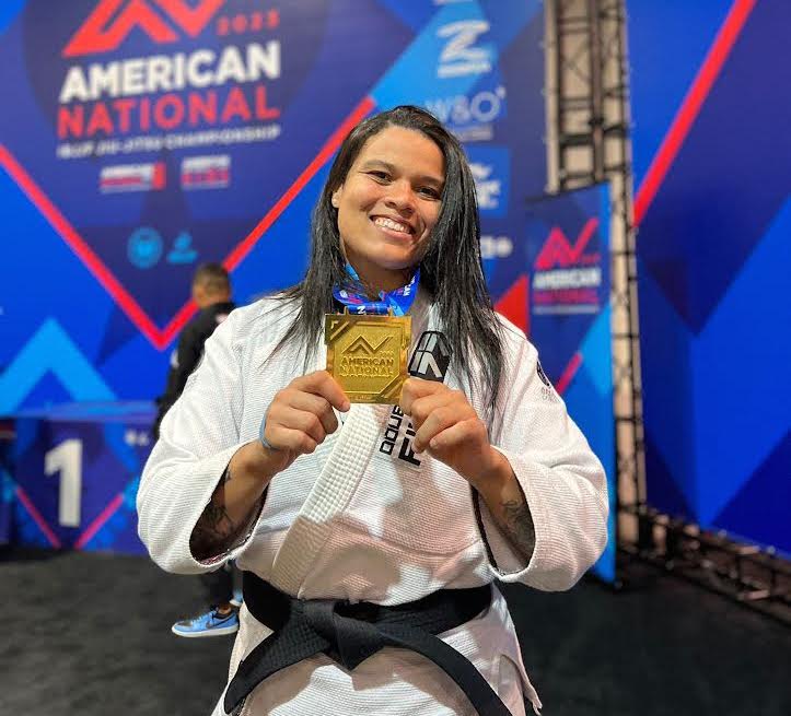 Thaynara Dias com a medalha de ouro em Vegas, em julho. Foto: Acervo Pessoal