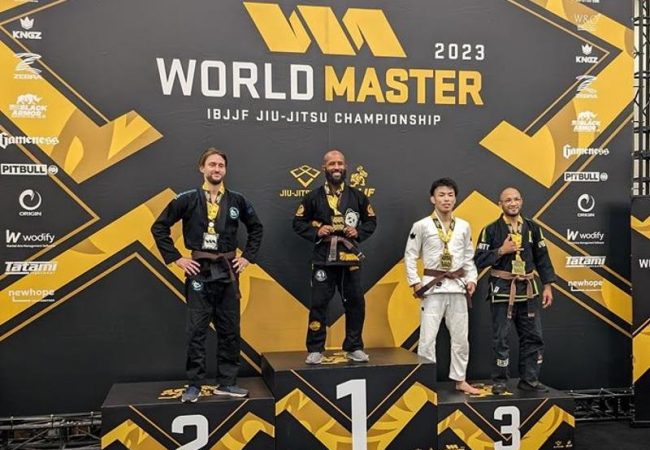 De kimono, ídolo do MMA Demetrious Johnson conquista Mundial Master