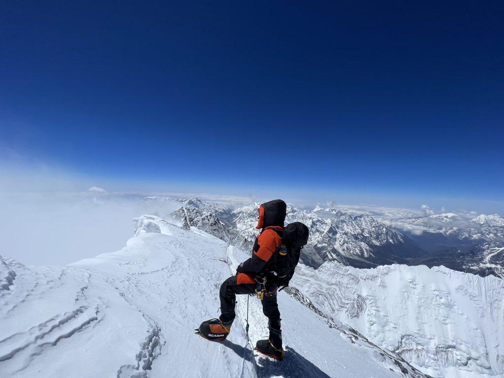 Cesalina Gracie no pico do Everest: a instrutora de Jiu-Jitsu superou até um medo de altura para completar a façanha. Foto: Acervo Pessoal