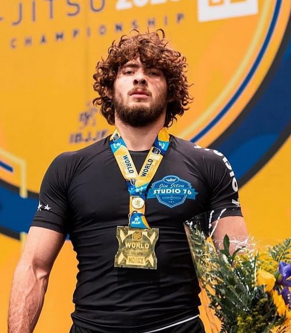 Roberto Jimenez finalizou 5 das 5 lutas do absoluto faixa-preta, no Mundial de Jiu-Jitsu Sem Kimono. Foto: Instagram/Divulgação