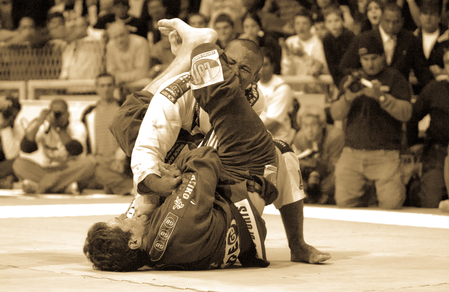 A foto épica de Gustavo Aragão, de um dos momentos mais célebres do Jiu-Jitsu esportivo. Você estava lá? Com Roger e Jacaré.