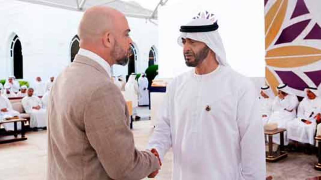 Professor Sid Jacintho entre a realeza de Abu Dhabi, com o presidente dos Emirados Árabes Unidos, Mohammed bin Zayed Al Nahyan. Foto: Divulgação