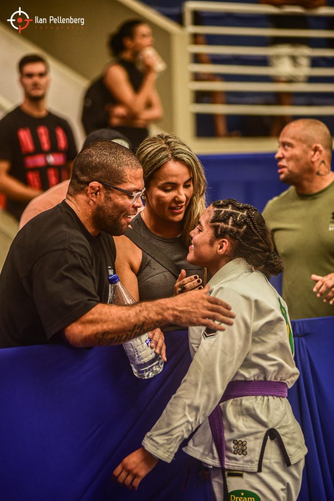 Sarah festeja com os pais em Barueri. Foto: Ilan Pellenberg