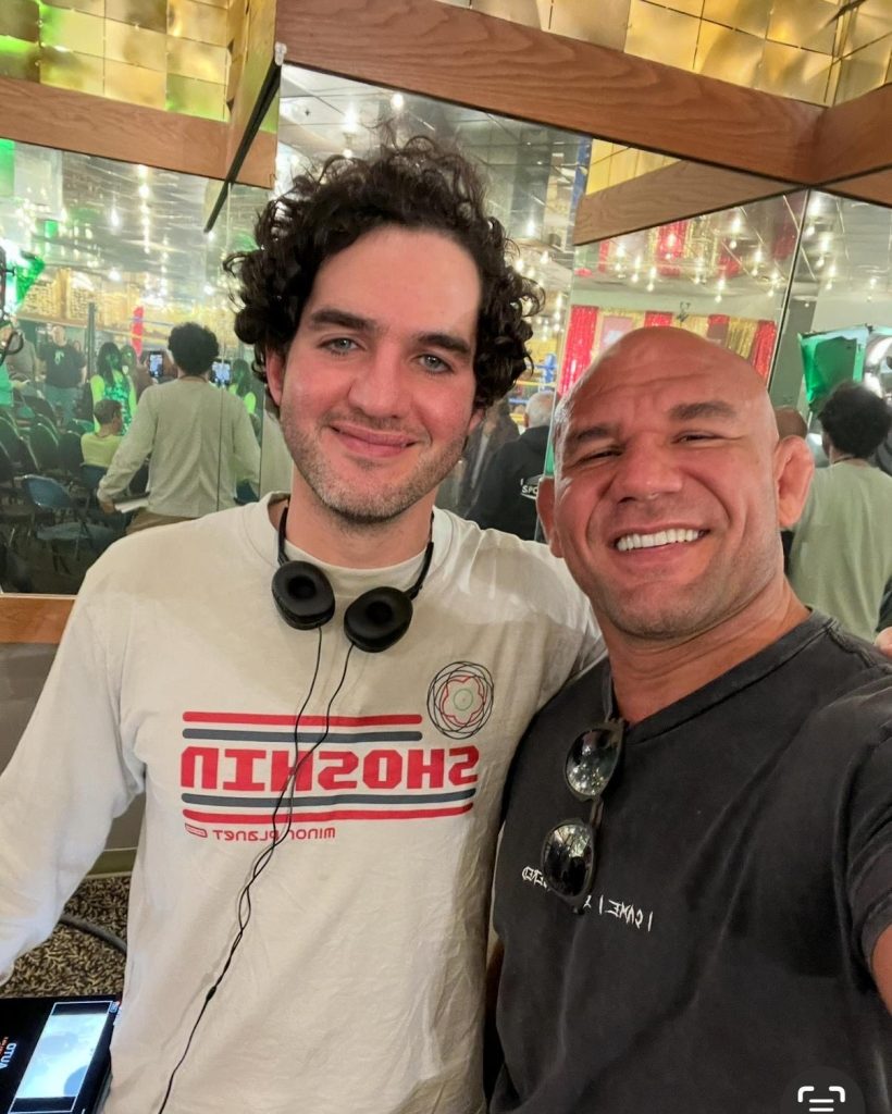 Cyborg com o diretor Benny Safdie. Foto: Arquivo Pessoal