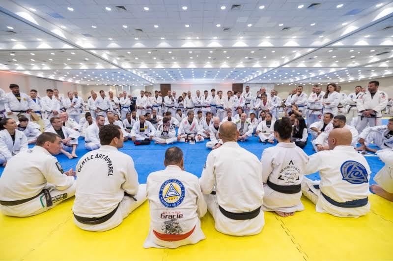 Campeões e campeãs da família Gracie conversam com os praticantes, na Barra. Fotos: Lu Aith / Divulgação GRACIEMAG