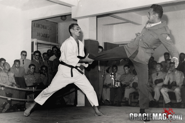 Academia lotada para a demonstração de defesa pessoal do professor Helio Gracie, nos anos 1950. Foto: Arquivos GRACIEMAG
