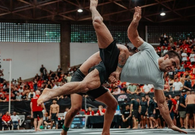 Romualdo Lucas executa uma queda durante competição da IBJJF.