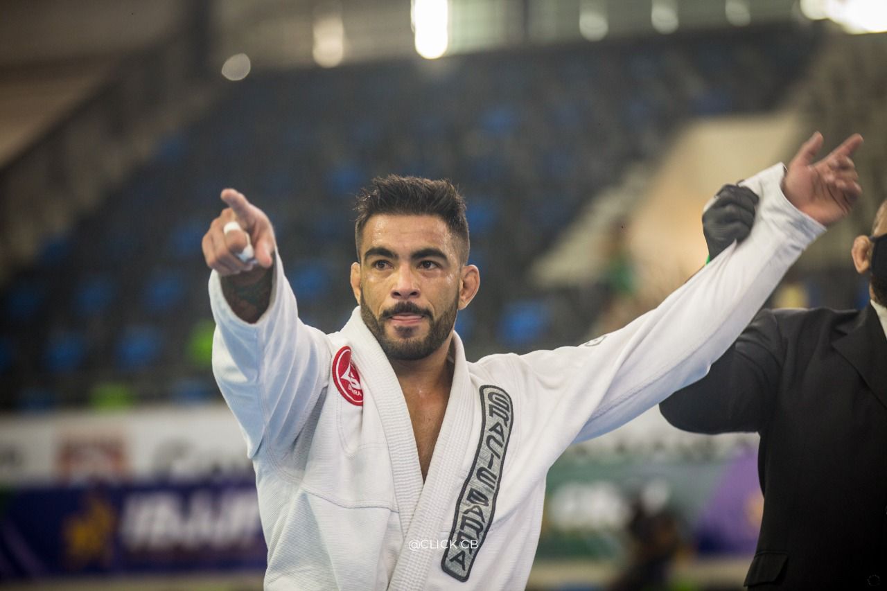 Romualdo Lucas em ação durante competição no circuito internacional da IBJJF. O faixa-preta soma mais de duas décadas de prática e mantém atuação ativa entre as principais divisões do Jiu-Jitsu.
