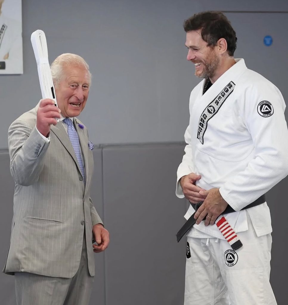 O rei da Inglaterra com a faixa presenteada por Roger Gracie. Foto: Reprodução Instagram