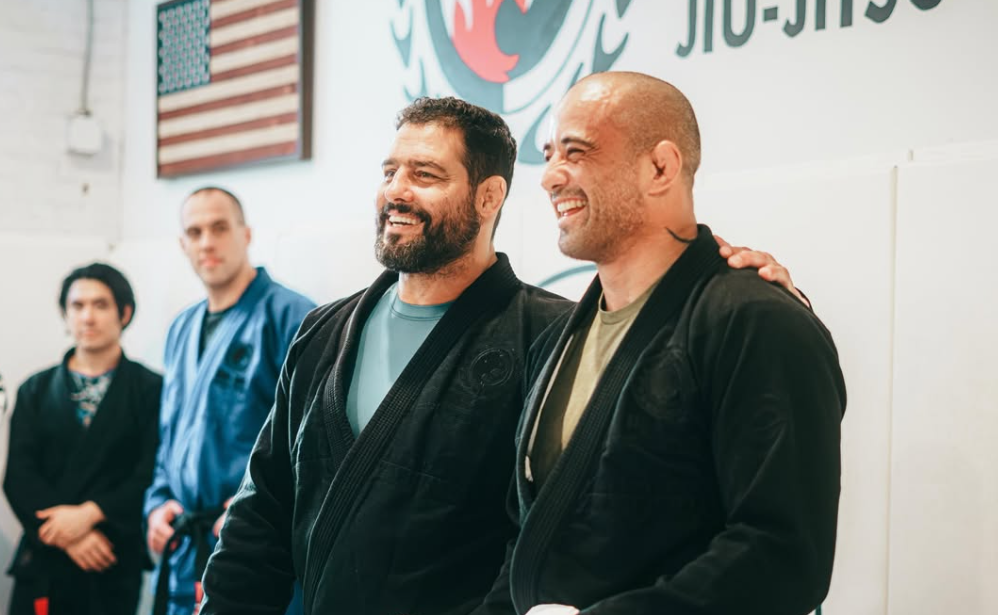 Rodrigo Fujita ao lado de Daniel Gracie. Foto: Arquivo Pessoal